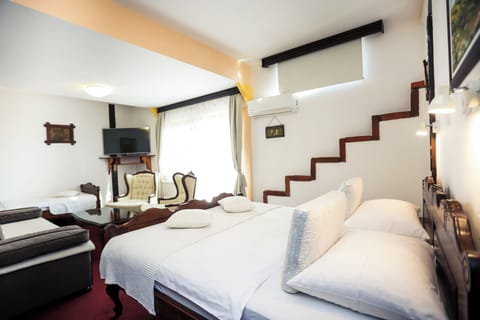 Deluxe Triple Room, 1 Bedroom | Hypo-allergenic bedding, minibar, in-room safe, desk