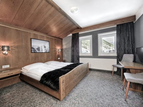 Traditional Room, Mountain View | Hypo-allergenic bedding, in-room safe, free WiFi, bed sheets