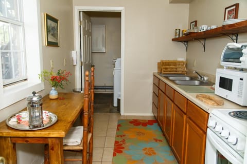 Studio | Private kitchen | Fridge, oven, coffee/tea maker, toaster