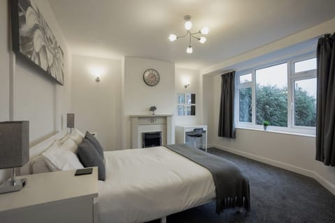 Premium bedding, iron/ironing board, free WiFi, bed sheets