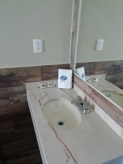 Shower, rainfall showerhead, free toiletries, towels