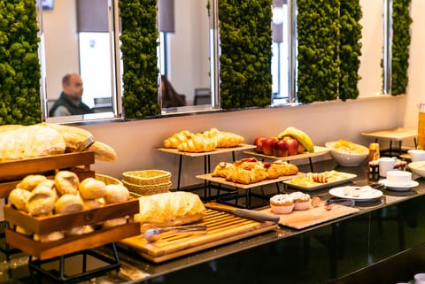 Free daily continental breakfast