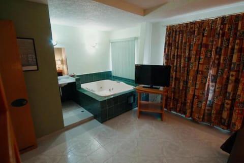 Junior Room, 1 King Bed | In-room safe, iron/ironing board, free WiFi, bed sheets