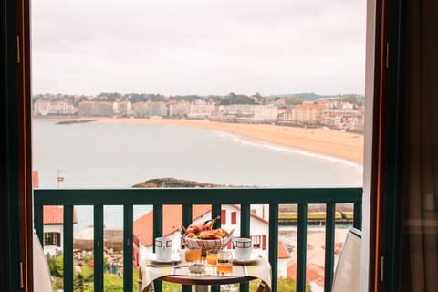 Panoramic Room, Balcony, Sea View | In-room dining