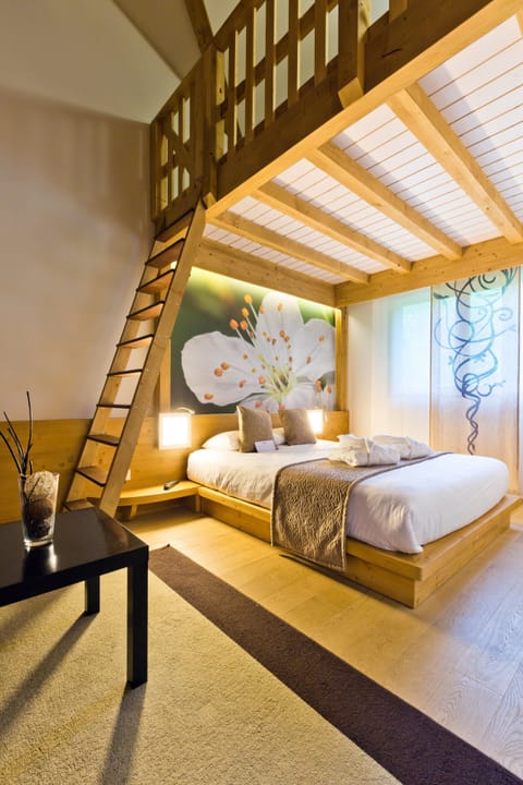 Suite (Mezzanine) | Premium bedding, desk, soundproofing, cribs/infant beds