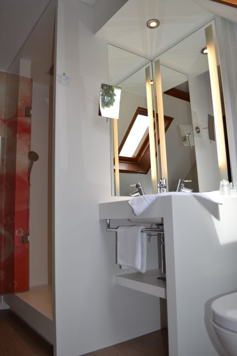 Loft Single Room for 1 person | Bathroom | Free toiletries, hair dryer, towels