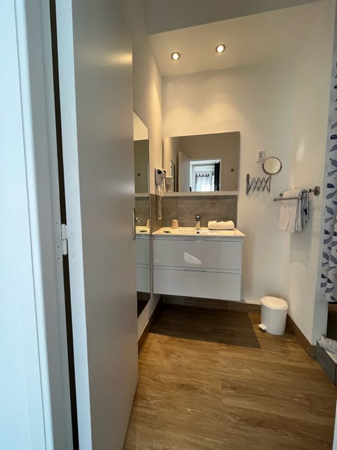 Family Quadruple Room | Bathroom | Free toiletries, hair dryer, towels