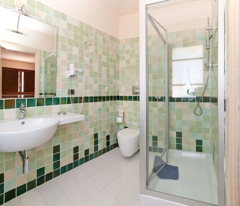 Shower, rainfall showerhead, free toiletries, hair dryer