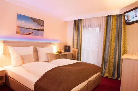 Hypo-allergenic bedding, in-room safe, desk, cribs/infant beds