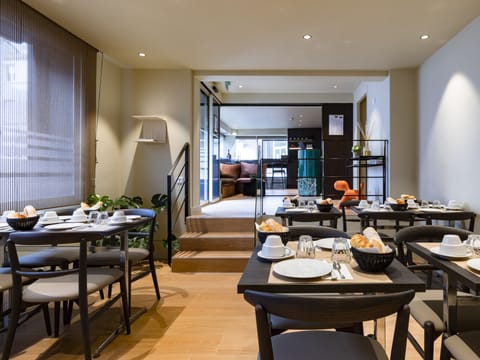 Daily full breakfast (EUR 14 per person)