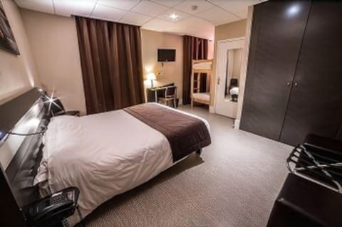 Double cocooning | Premium bedding, desk, blackout drapes, soundproofing