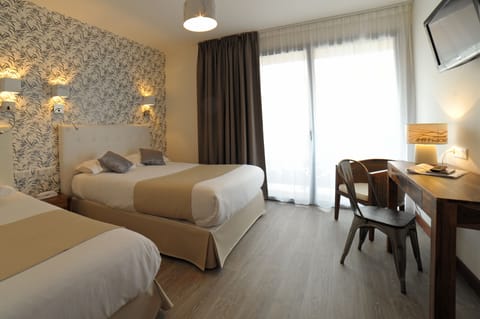 Comfort Triple Room | Desk, soundproofing, free cribs/infant beds, free WiFi