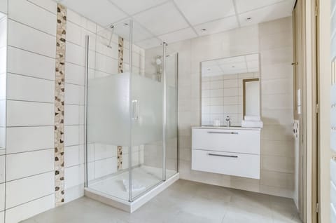 Studio Suite | Bathroom | Free toiletries, hair dryer, towels