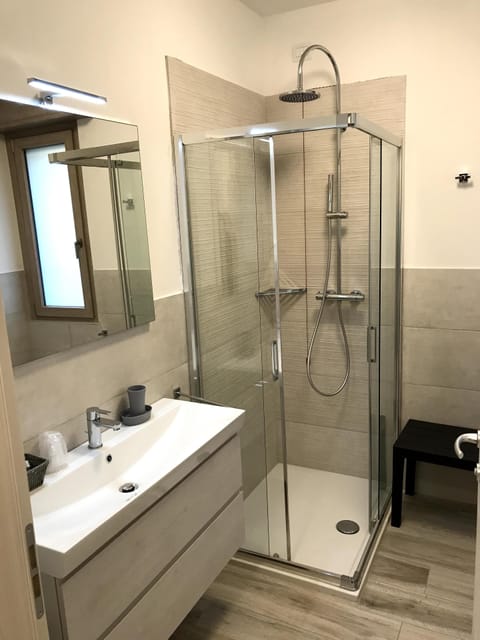 Classic Double or Twin Room, Garden View | Bathroom | Shower, rainfall showerhead, eco-friendly toiletries, hair dryer