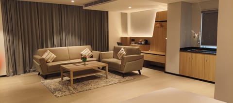 Superior Studio Suite | Premium bedding, minibar, in-room safe, desk