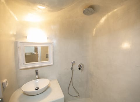 House, 1 Bedroom, Jetted Tub, Sea View (Cave) | Bathroom | Shower, jetted tub, free toiletries, hair dryer