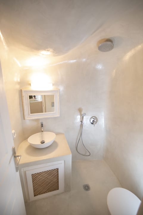 House, 1 Bedroom, Jetted Tub, Sea View (Cave) | Bathroom | Shower, jetted tub, free toiletries, hair dryer