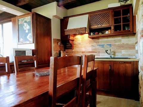 House, 3 Bedrooms | Private kitchen | Full-size fridge, microwave, oven, stovetop