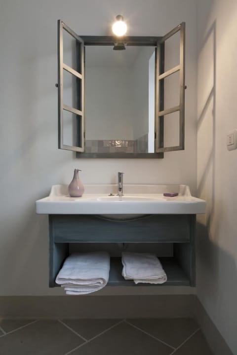 Quadruple Room (vaniglia & noce moscata) | Bathroom | Free toiletries, hair dryer, bidet, towels