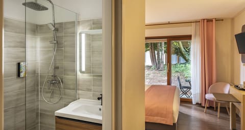 Combined shower/tub, hydromassage showerhead, hair dryer, towels