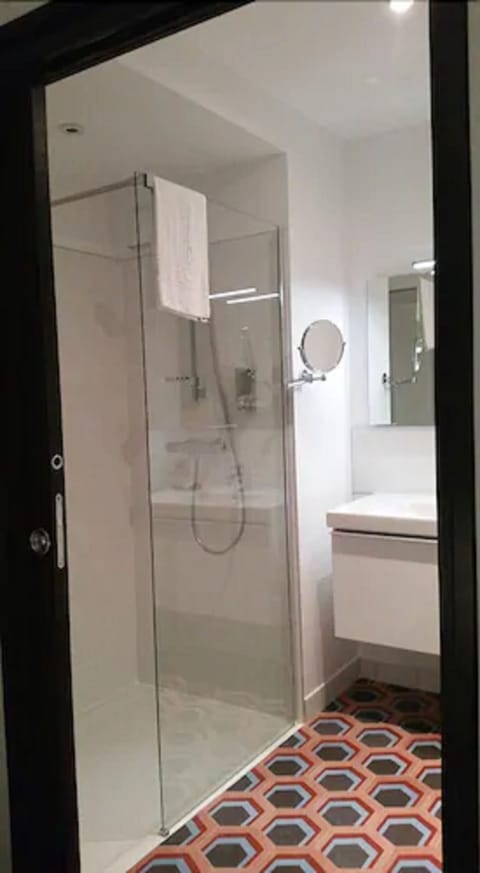 Chambre Privilege Ecluse | Bathroom | Hair dryer, towels