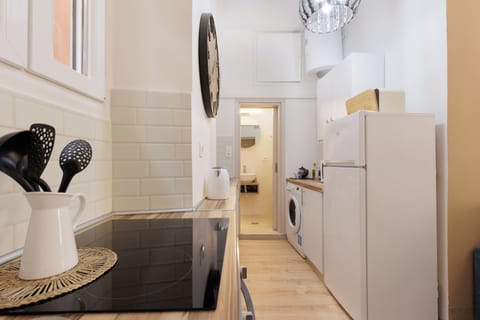 Apartment, 1 Bedroom | Private kitchen | Full-size fridge, microwave, oven, stovetop