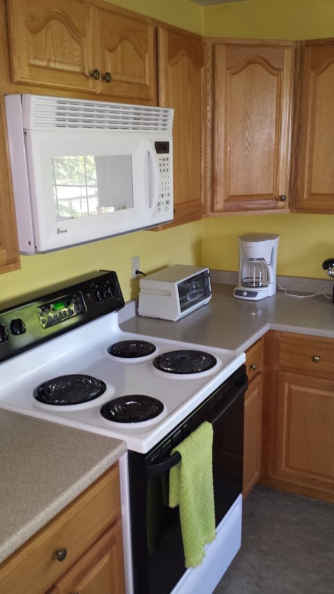 Deluxe Condo, 2 Bedrooms, Kitchen, Mountainside | Private kitchen | Fridge, microwave, coffee/tea maker