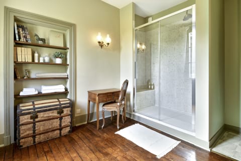 Deluxe Double or Twin Room | Bathroom | Hair dryer, towels, soap, shampoo