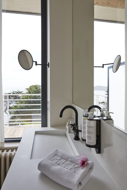 Deluxe Double or Twin Room, Ocean View | Bathroom sink