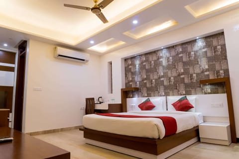 Luxury Suite, 1 King Bed | Premium bedding, desk, blackout drapes, soundproofing