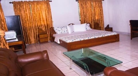 Executive Room | Desk, WiFi (free), bed sheets