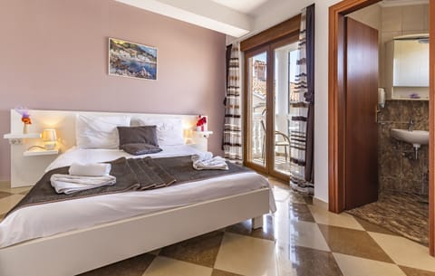 Double Room | Desk, soundproofing, cribs/infant beds, free WiFi