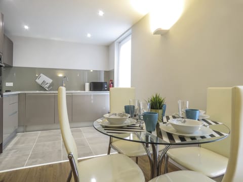 Business Apartment, Multiple Beds | Private kitchen | Full-size fridge, microwave, oven, stovetop
