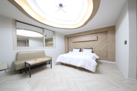 Suite, Bathtub | Free WiFi, bed sheets