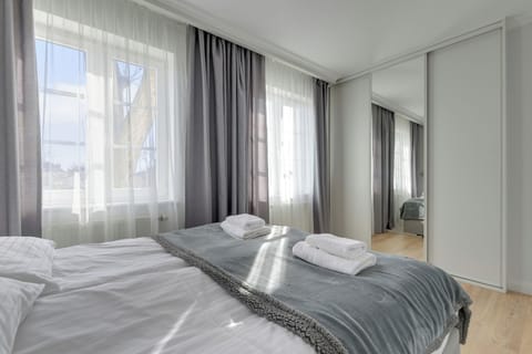 Deluxe Apartment | Living area | Flat-screen TV