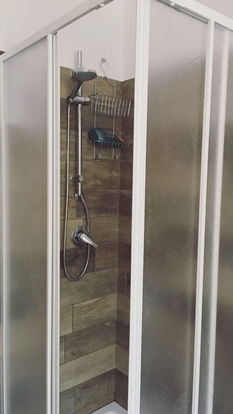 Apartment, 2 Bedrooms | Bathroom shower