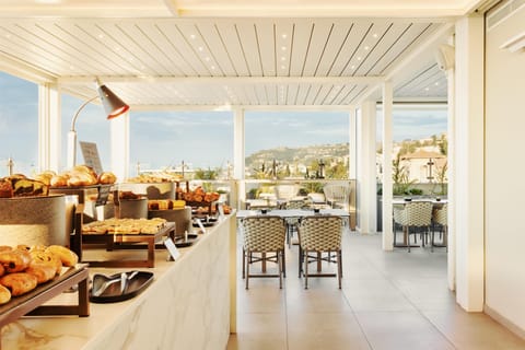 Daily continental breakfast (EUR 15 per person)