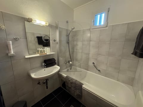 Combined shower/tub, free toiletries, hair dryer, towels