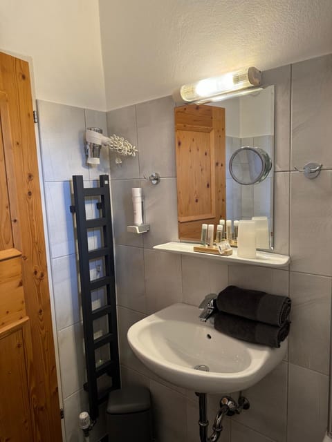 Comfort Double Room, Balcony, Mountain View | Bathroom | Combined shower/tub, free toiletries, hair dryer, towels