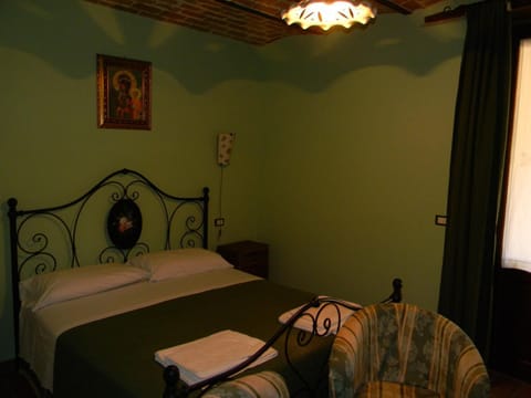 Desk, free cribs/infant beds, free WiFi, bed sheets