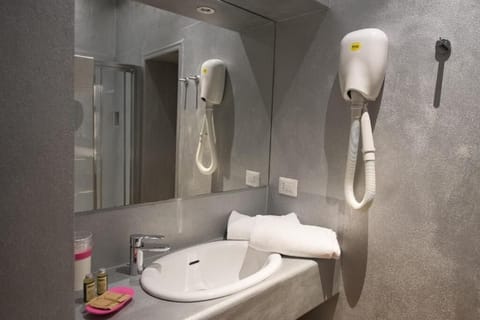 Triple Room | Bathroom | Shower, free toiletries, hair dryer, bidet