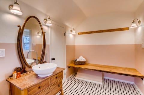 Standalone Three Bedroom Cottage with Full Kitchen | Bathroom | Shower, free toiletries, hair dryer, towels