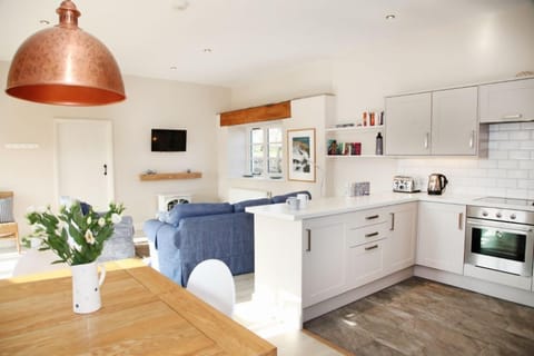 Cottage (Willow) | Private kitchen | Full-size fridge, microwave, oven, stovetop