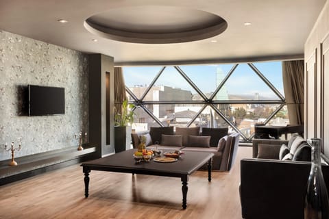 Ambassador Suite | Hypo-allergenic bedding, memory foam beds, minibar, in-room safe