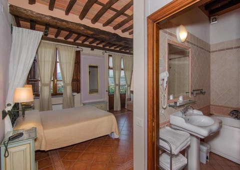 Junior Suite, 1 Bedroom | Bathroom | Free toiletries, hair dryer, bidet, towels