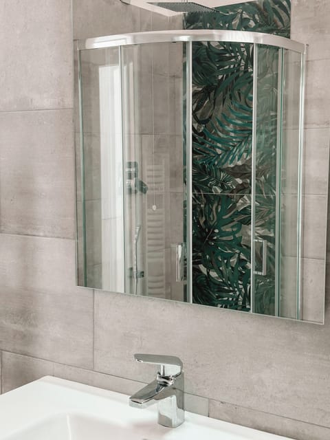 Deluxe Quadruple Room | Bathroom | Shower, free toiletries, hair dryer, bidet