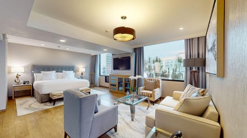 Master Superior Suite | Minibar, in-room safe, desk, blackout drapes