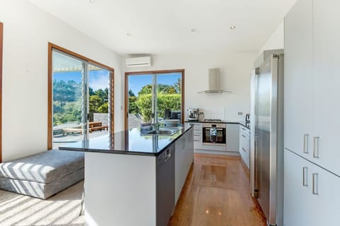 Premium House, Multiple Beds, Hot Tub, Garden View | Private kitchen | Full-size fridge, microwave, oven, stovetop