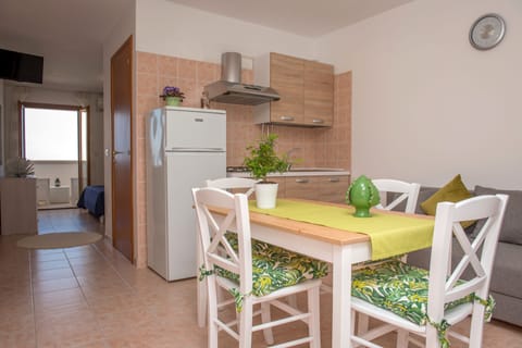 Full-size fridge, dishwasher, coffee/tea maker, cookware/dishes/utensils