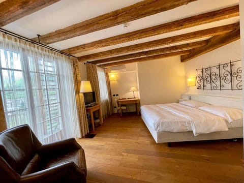 Deluxe Triple Room | Down comforters, minibar, in-room safe, desk